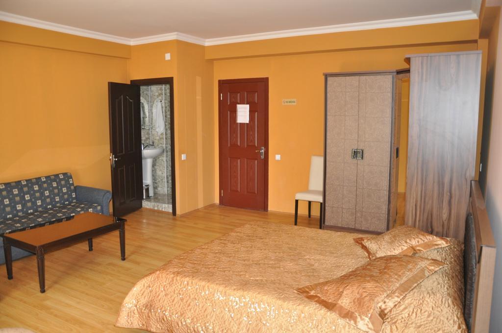 Prestige Hotel Batumi Quarto foto